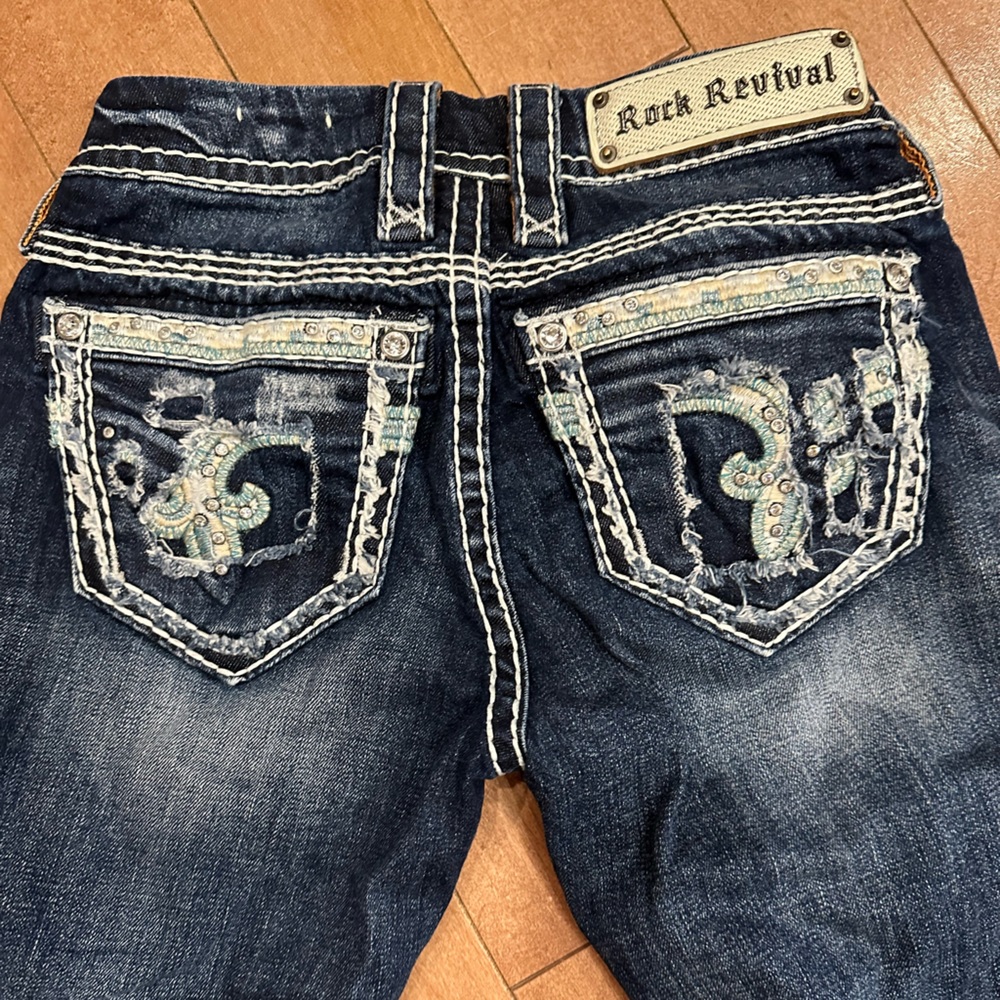 Excellent Condition Rock Revival Nancy crop jeans, size 27 beautiful stitch
